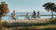 Cyklistika, poznávanie a plávanie v okolí Zadaru. Aj v horúcom lete…