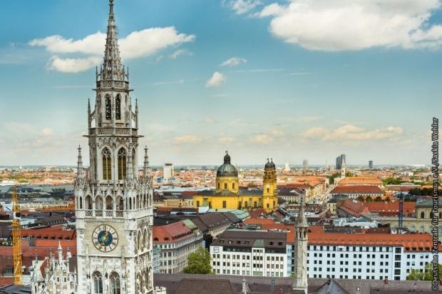 Pohľad na Mníchov - radnica a kostol Theatinerkirche