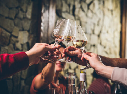 Osvědčení o zápisu Ruční sklářské výroby putuje do Malokarpatského muzea v Pezinku